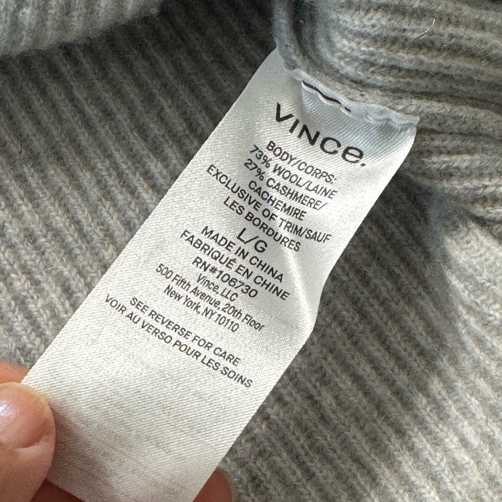VINCE Cashmere Wool Blend Color
Block Soft Luxury V Neck Sweater (med - large) - Picture 10 of 16